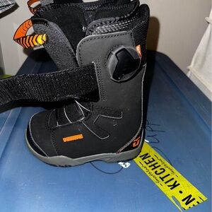 Union deeluxe snowboard boots 
Little kid size 12c
Like-new. Used one season.